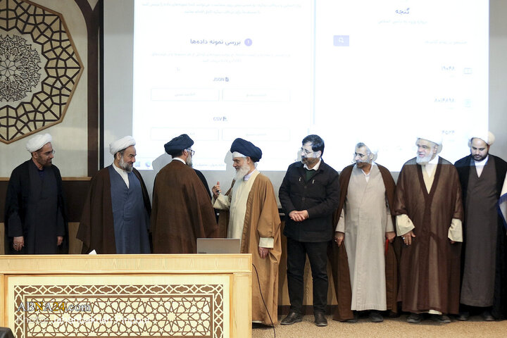 آیین رونمایی از محصولات هوشمند علوم اسلامی سه‌شنبه (۲۸ بهمن ۱۴۰۴) با حضور آیت‌الله سیدهاشم حسینی بوشهری، رئیس جامعه مدرسین و آیت‌الله علیرضا اعرافی، مدیرحوزه‌های علمیه کشور در سالن همایش جامعه آل‌البیت‌(ع) برگزار شد.