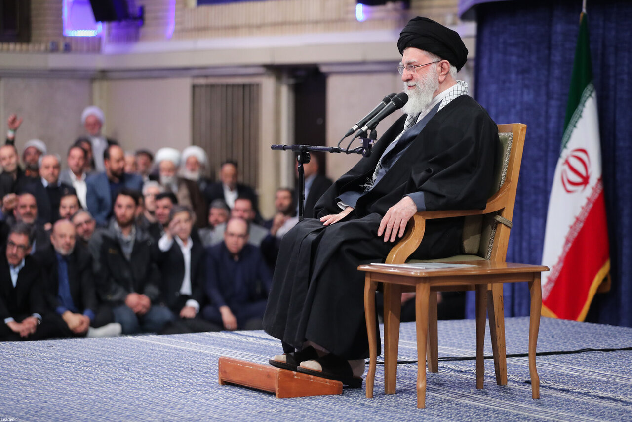 İmam Xamenei Təbriz və Şərqi Azərbaycan əhalisi ilə görüşdə: Gəmidən daha təhlükəlisi onu dənizin dibinə göndərən silahdır