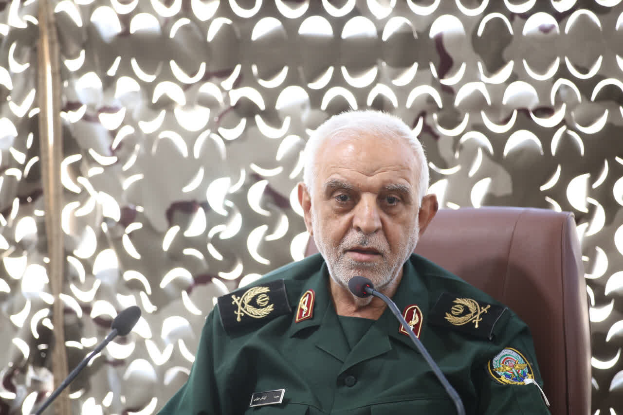 شعر و هنر خط مقدم جهاد تبیین و تقویت هویت ملی است