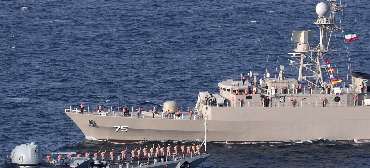 روسی عہدیدار: روس اور چین کے جنگی جہاز ایران کے ساتھ مشترکہ مشقوں کے لیے آبنائے ہرمز کی جانب روانہ