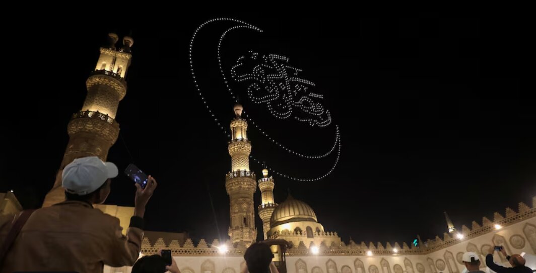 نقش بستن «رمضان کریم» بر آسمان الازهر با نمایش پهپادی + عکس