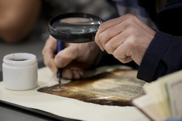 گزارش تصویری | مرمت قرآن‌های سوخته توسط اغتشاشگران در رویداد "آیه‌های ماندگار"