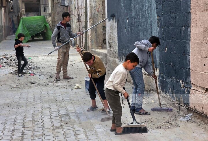 تقرير مصور/ رغم الحرب والعدوان الصهيوني.. تنظيف وتزيين أحد أحياء خان يونس مع حلول شهر رمضان المبارك