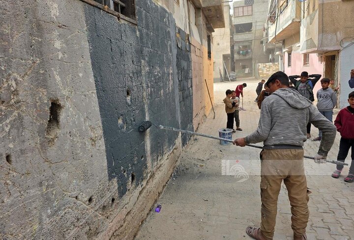 تقرير مصور/ رغم الحرب والعدوان الصهيوني.. تنظيف وتزيين أحد أحياء خان يونس مع حلول شهر رمضان المبارك