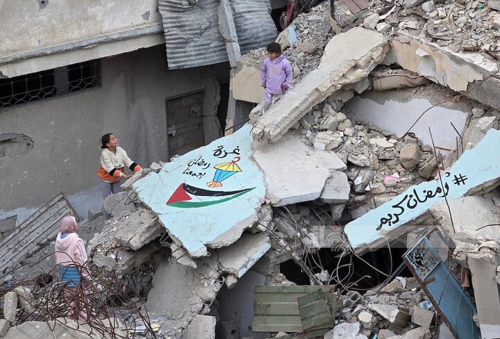 تقرير مصور/ رغم الحرب والعدوان الصهيوني.. تنظيف وتزيين أحد أحياء خان يونس مع حلول شهر رمضان المبارك