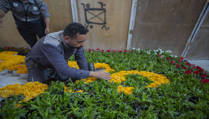 تقرير مصور/ استعدادات وتحضيرات في الصحن الحسيني لإقامة الختمة القرآنية الرمضانية