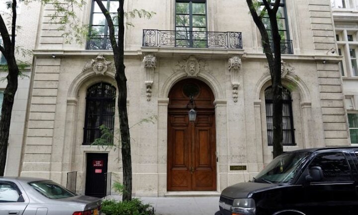 نصب سیستم امنیتی در خانه اپستین در نیویورک، توسط صهیونیست‌ها