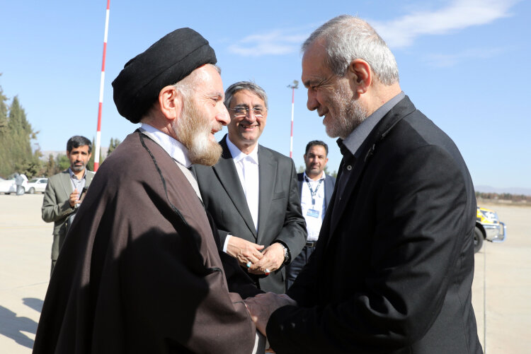 ویدیو | شوخی دکتر پزشکیان با نمایندۀ ولی‌فقیه در لرستان