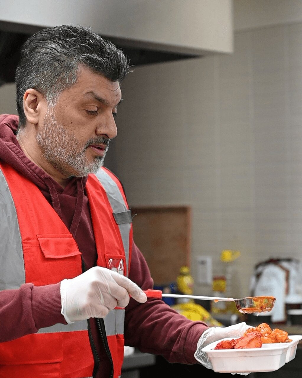 ارائۀ خدمات غذایی و بهداشتی رایگان توسط اعضای سازمان خیریه »حسین کیست؟« تورنتو + تصاویر