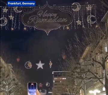 ویدیو | روشن‌ شدن چراغ‌های رمضان در فرانکفورت آلمان