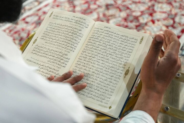 Informe fotográfico |  El Santuario Sagrado de los Dos Imames Al-Askari lanza su programa educativo para el bendito mes de Ramadán