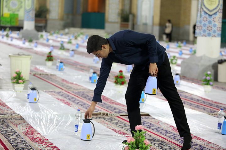 سفره افطاری حرم حضرت معصومه (س) در نخستین شب ماه مبارک رمضانپ