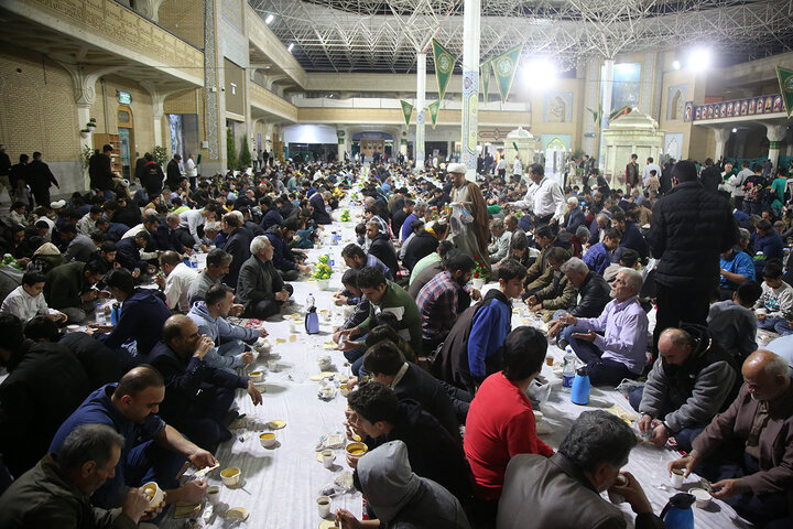 سفره افطاری حرم حضرت معصومه (س) در نخستین شب ماه مبارک رمضانپ