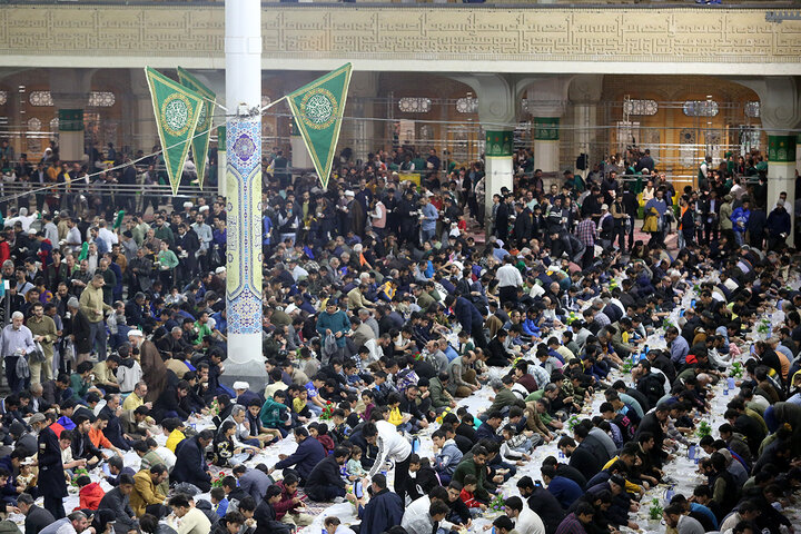 سفره افطاری حرم حضرت معصومه (س) در نخستین شب ماه مبارک رمضانپ