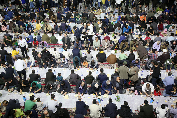 سفره افطاری حرم حضرت معصومه (س) در نخستین شب ماه مبارک رمضانپ