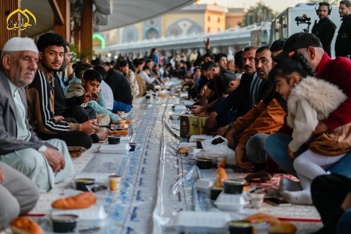 El Santuario Al-Kadhimiya despliega la mesa del Ramadán para sus queridos visitantes, con la gracia de los Imames Jawadayn (p)"