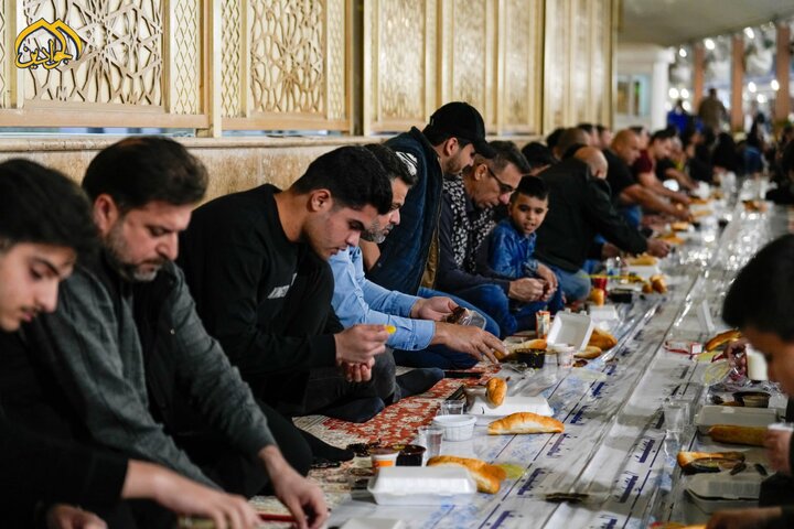 El Santuario Al-Kadhimiya despliega la mesa del Ramadán para sus queridos visitantes, con la gracia de los Imames Jawadayn (p)"