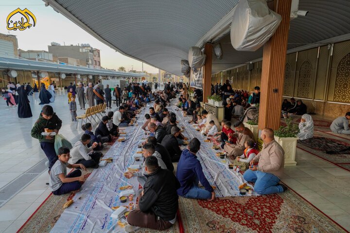 El Santuario Al-Kadhimiya despliega la mesa del Ramadán para sus queridos visitantes, con la gracia de los Imames Jawadayn (p)"
