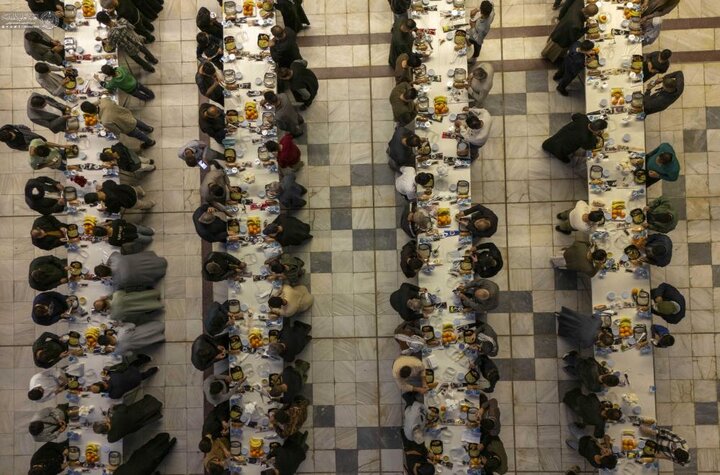 تقرير مصور/ العتبة العلوية المقدسة تقدم موائد إفطار يومية وأسبوعية للزائرين خلال شهر رمضان المبارك