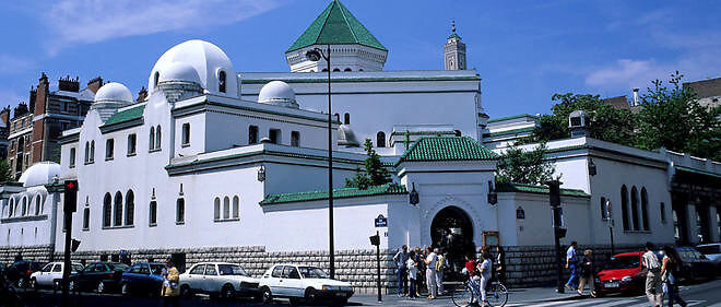 ویدیو | نزاع در مسجد جامع پاریس بر سر روز اول ماه رمضان