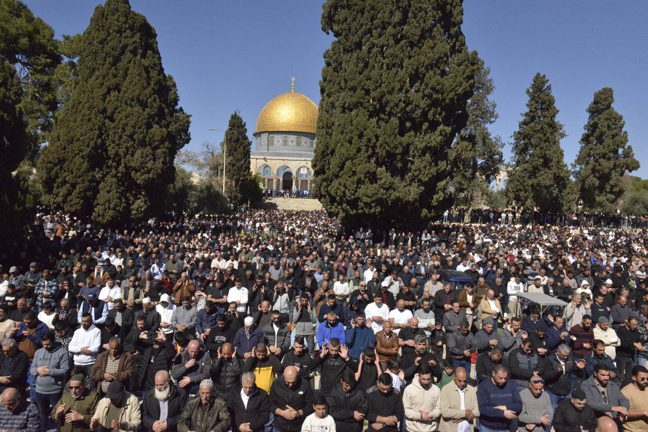 80 ألفاً يؤدون صلاة الجمعة بالأقصى رغم قيود الاحتلال