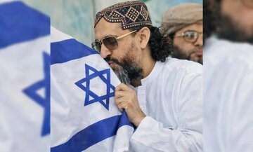 سرکرده گروه تروریستی سپاه صحابه پرچم اسرائیل را بوسید