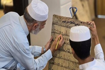 حفظ قرآن از طریق نگارش بر روی لوح‌های چوبی، سنتی از قدیم تا سال ۲۰۲۶ در لیبی + ویدیو