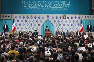 Sessão de Recitação do Alcorão Realizada na Presença do Líder no Primeiro Dia do Ramadã