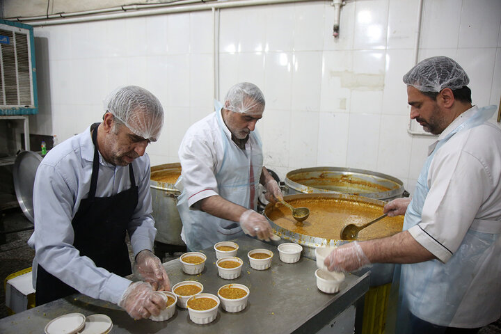 Photos: Simple Iftar Packaging at Hazrat Masoumeh Holy Shrine