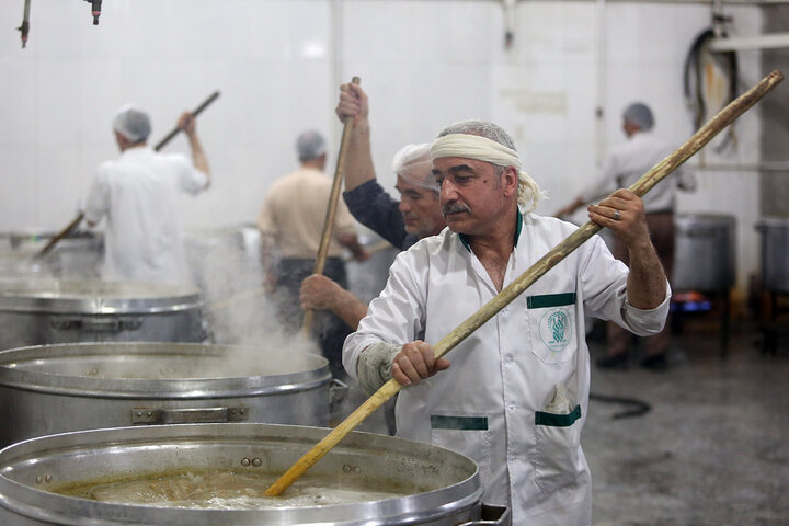 Photos: Simple Iftar Packaging at Hazrat Masoumeh Holy Shrine