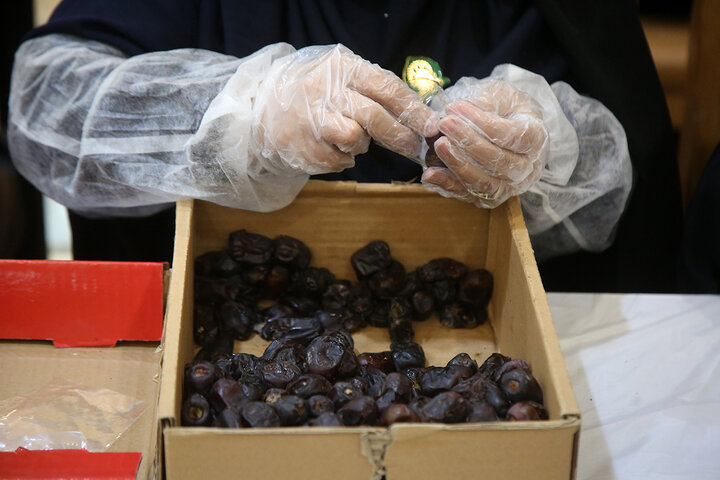 Photos: Simple Iftar Packaging at Hazrat Masoumeh Holy Shrine