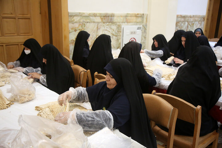 Photos: Simple Iftar Packaging at Hazrat Masoumeh Holy Shrine
