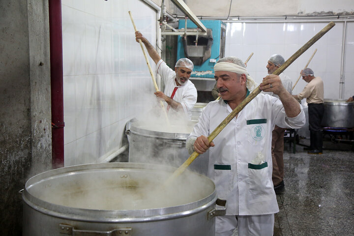 Photos: Simple Iftar Packaging at Hazrat Masoumeh Holy Shrine