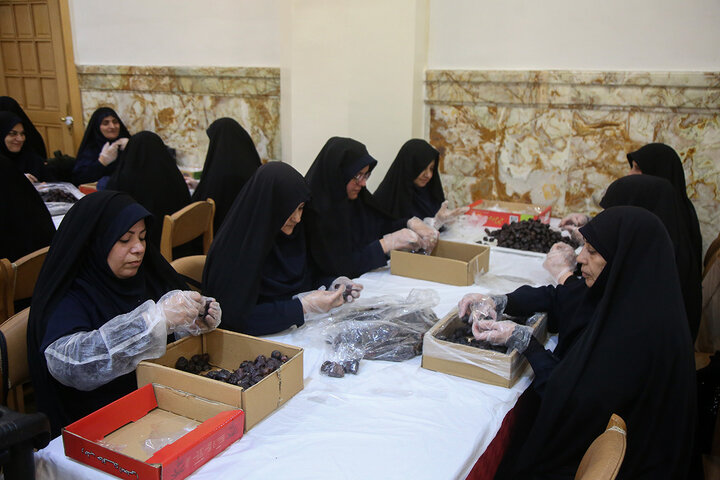 Photos: Simple Iftar Packaging at Hazrat Masoumeh Holy Shrine