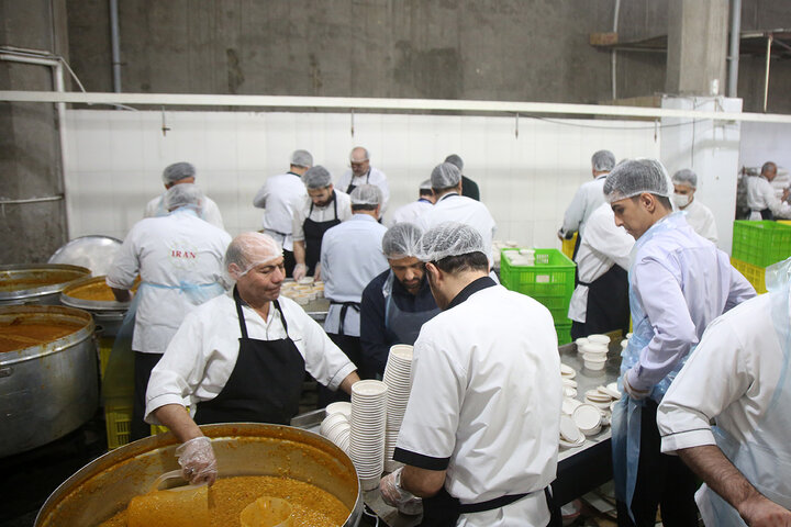 Photos: Simple Iftar Packaging at Hazrat Masoumeh Holy Shrine