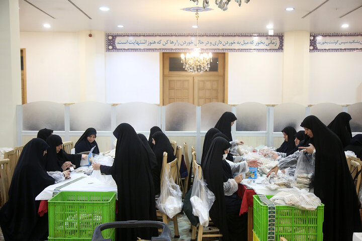 Photos: Simple Iftar Packaging at Hazrat Masoumeh Holy Shrine