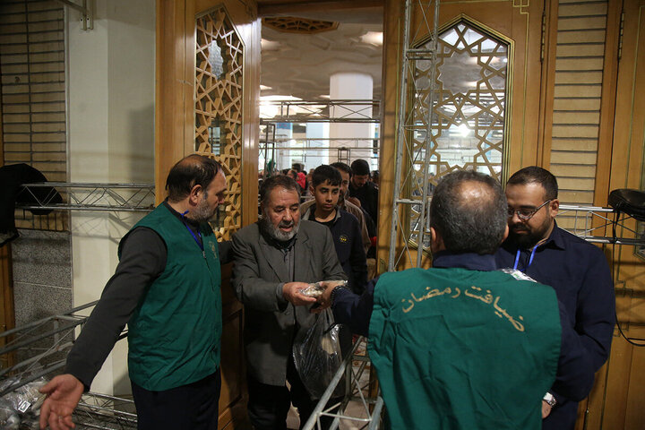 Photos: Iftar Banquet at Hazrat Masoumeh Holy Shrine on First Night of Ramadan