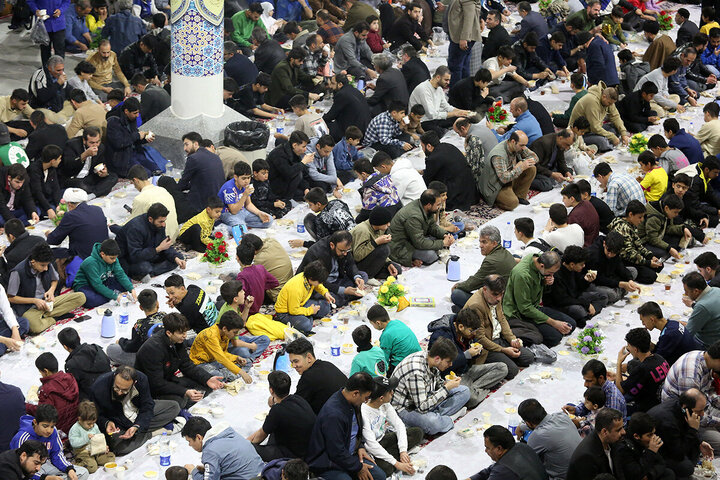 Photos: Iftar Banquet at Hazrat Masoumeh Holy Shrine on First Night of Ramadan