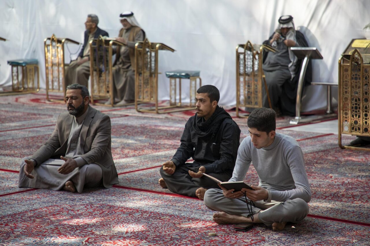 Visitors perform rituals of reciting Dua al-Nudbah in courtyard of Aba al-Fadl al-Abbas (+Photos)