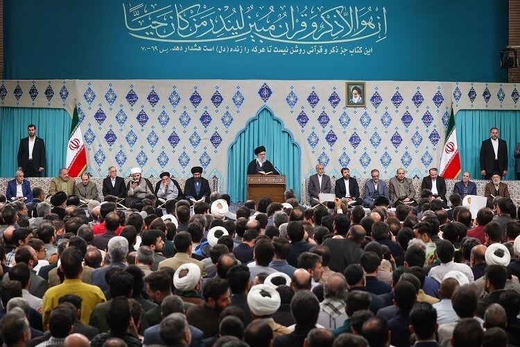 Sessão de Recitação do Alcorão Realizada na Presença do Líder no Primeiro Dia do Ramadã