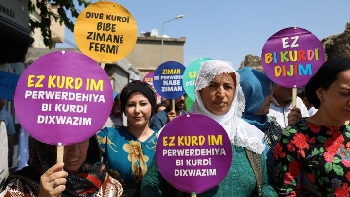 Li Stenbolê bang û daxwaza bo zimanê dayikê: "Em hene, zimanê me jî heye!" + Vîdyo