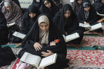 Galeri Foto: Suasana Majelis Al-Qur'an 1 Juz Perhari di Haram Imam Ridha as