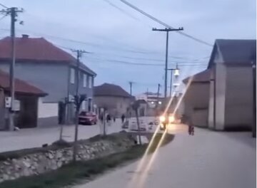 ویدیو | افطار به‌وقت خبر کودکان از روشن شدن چراغ مناره‌های تنها مسجد روستا