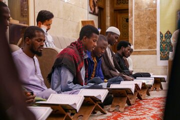 Wanafunzi Wa Atabat Al-Abbasiya Waadhimisha Mwezi wa Ramadhan kwa kuendelea na Ratiba ya Usomaji wa Qur’an Tukufu katika Sura ya Pamoja+Picha