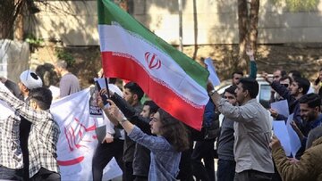 Xwendekarên îranî dijî zorbêjîya welatên rojavayî û ajaweyê li zanîngehan rabûn