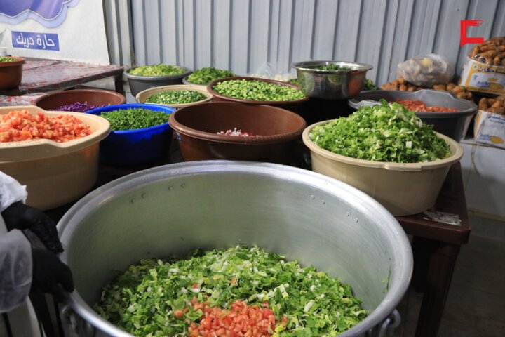 تقرير مصور/ حزب الله يطلق مشروع مائدة الامام زين العابدين(ع) لإطعام العوائل الفقيرة في الغبيري اللبنانية