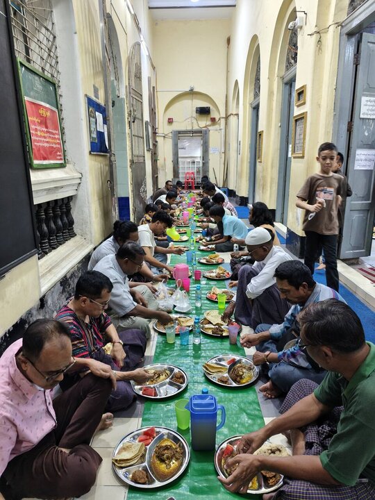 Wêneyên bernameyên Qur'anê û sifreyên fitarê yên li Mizgefta Pancah Şîî ya Miyanmarê