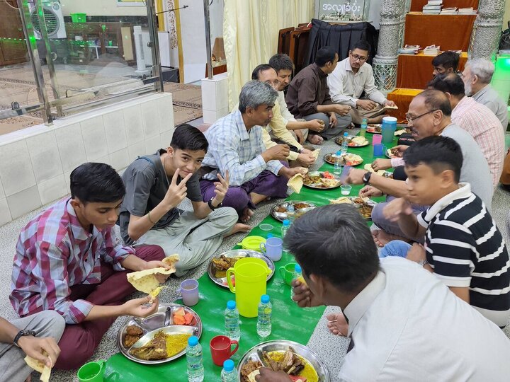 Wêneyên bernameyên Qur'anê û sifreyên fitarê yên li Mizgefta Pancah Şîî ya Miyanmarê