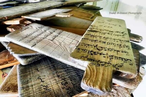 فيديو | تعليم وإتقان على ألواح خشبية لقراءة القرآن الكريم في احدى مناطق ليبيا