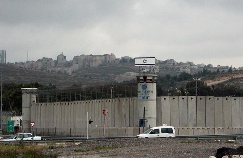 زندان عوفر اسرائیل، اسرای فلسطینی را در آغاز ماه رمضان از روزه‌داری محروم کرد